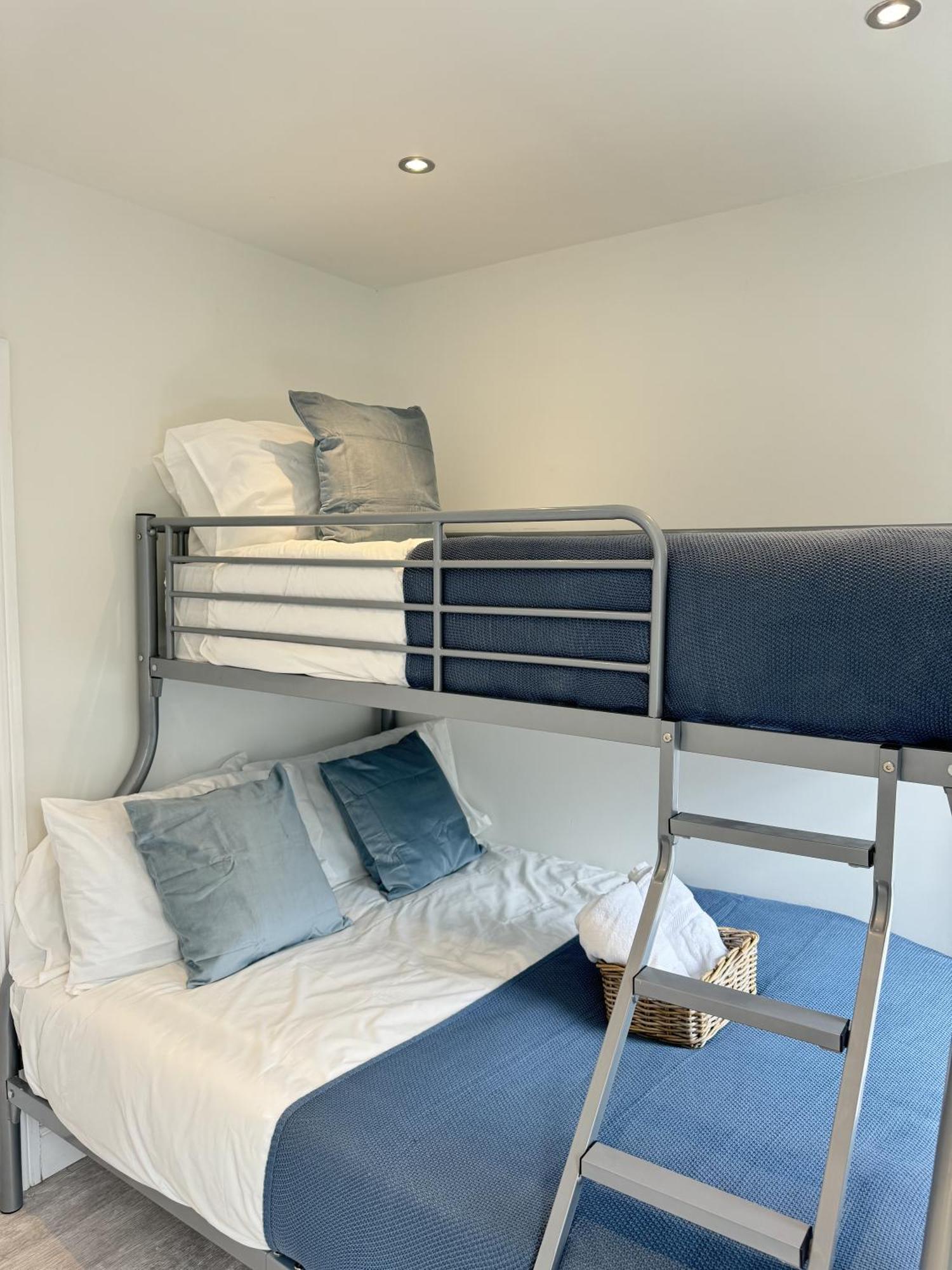 En-Suite Bedroom For Up To 4! Sofa Bed - Near Stratford Лондон Екстериор снимка