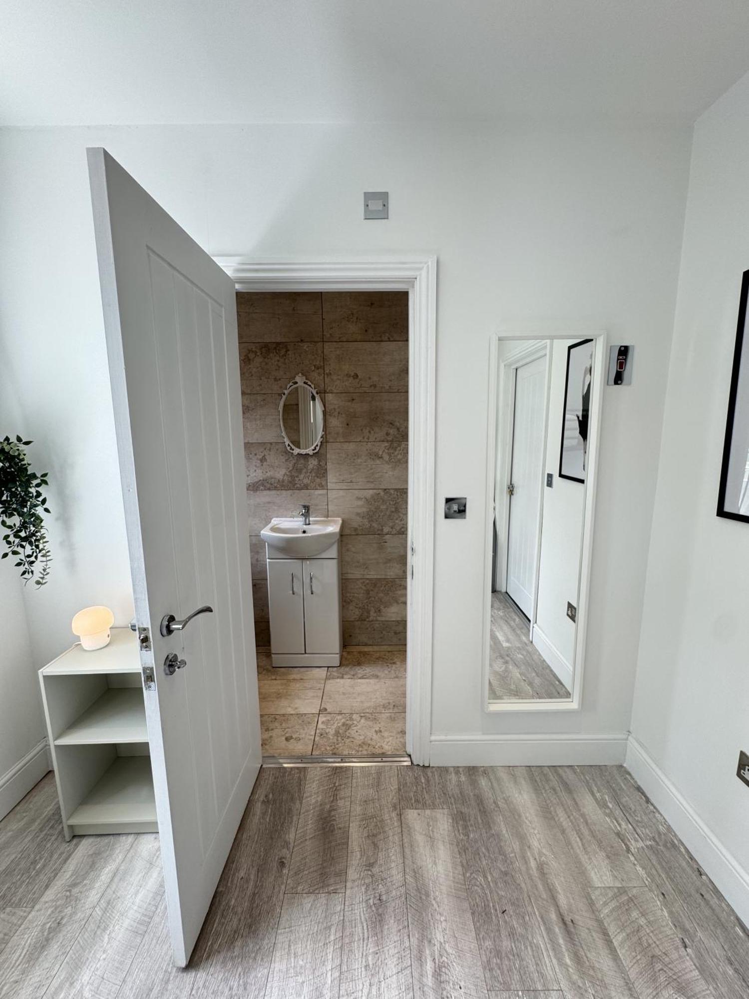 En-Suite Bedroom For Up To 4! Sofa Bed - Near Stratford Лондон Екстериор снимка