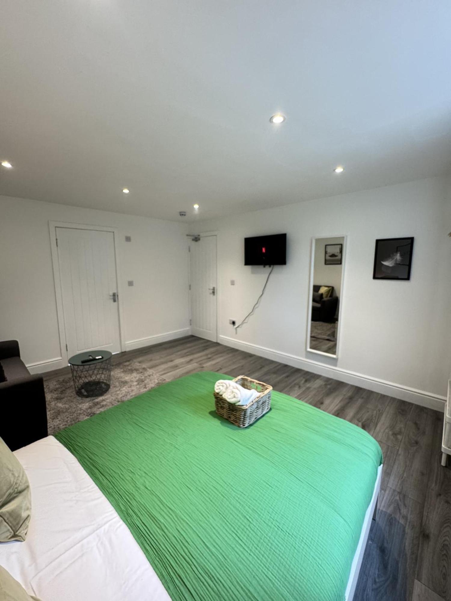 En-Suite Bedroom For Up To 4! Sofa Bed - Near Stratford Лондон Екстериор снимка