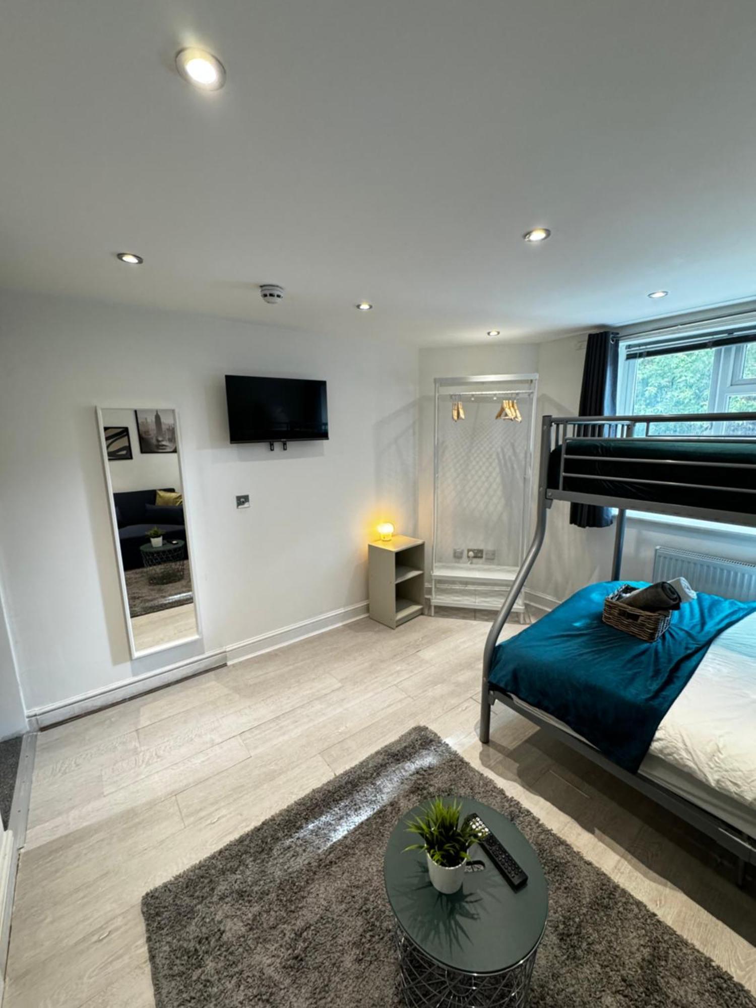 En-Suite Bedroom For Up To 4! Sofa Bed - Near Stratford Лондон Екстериор снимка