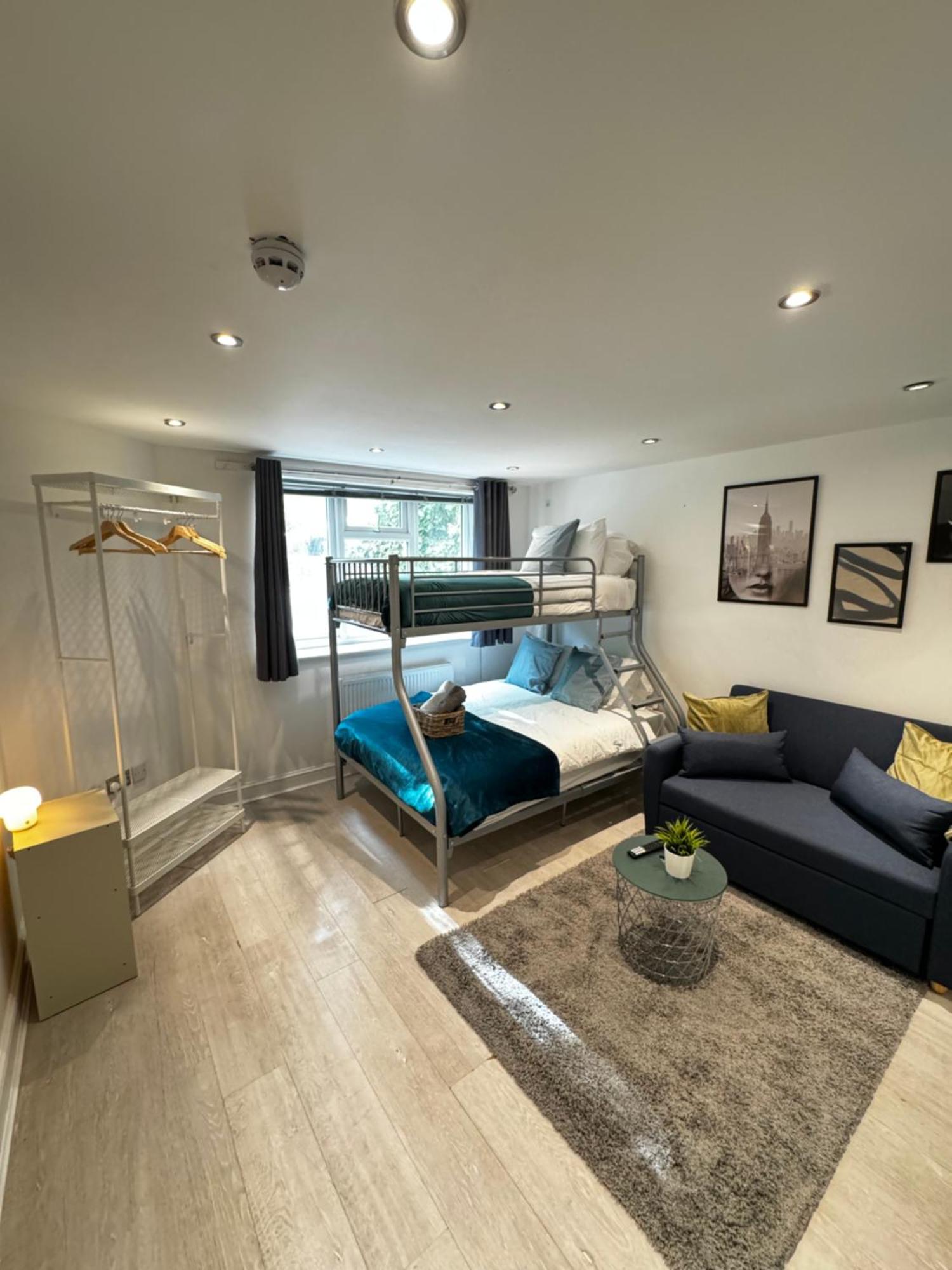En-Suite Bedroom For Up To 4! Sofa Bed - Near Stratford Лондон Екстериор снимка