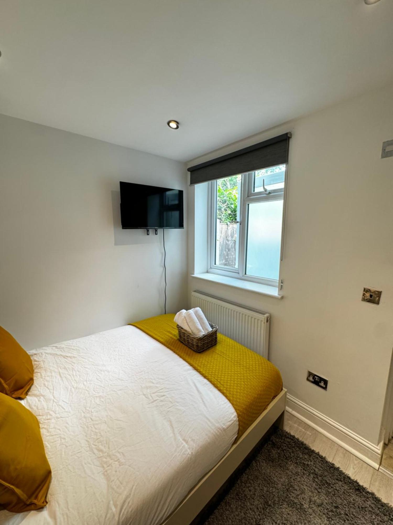 En-Suite Bedroom For Up To 4! Sofa Bed - Near Stratford Лондон Екстериор снимка