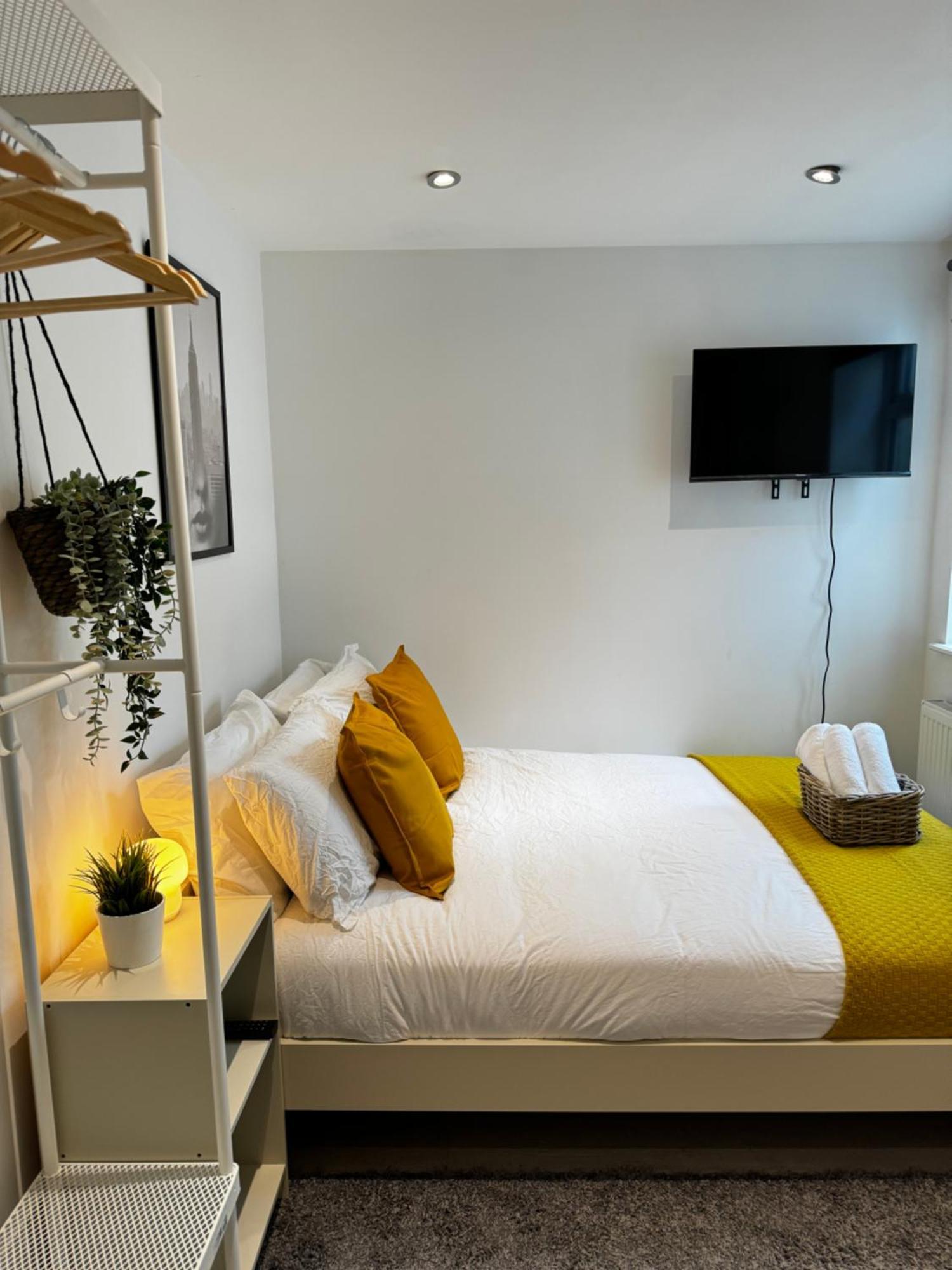 En-Suite Bedroom For Up To 4! Sofa Bed - Near Stratford Лондон Екстериор снимка