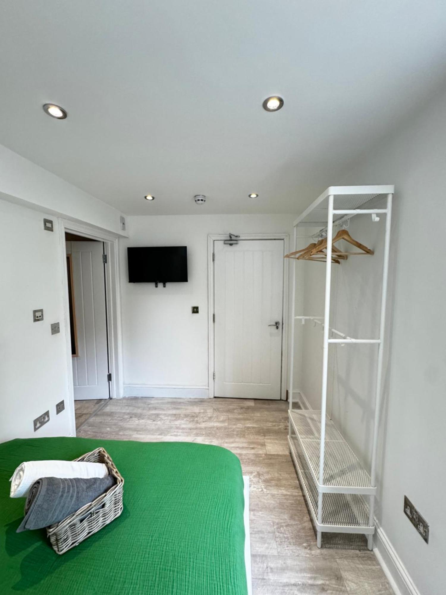 En-Suite Bedroom For Up To 4! Sofa Bed - Near Stratford Лондон Екстериор снимка