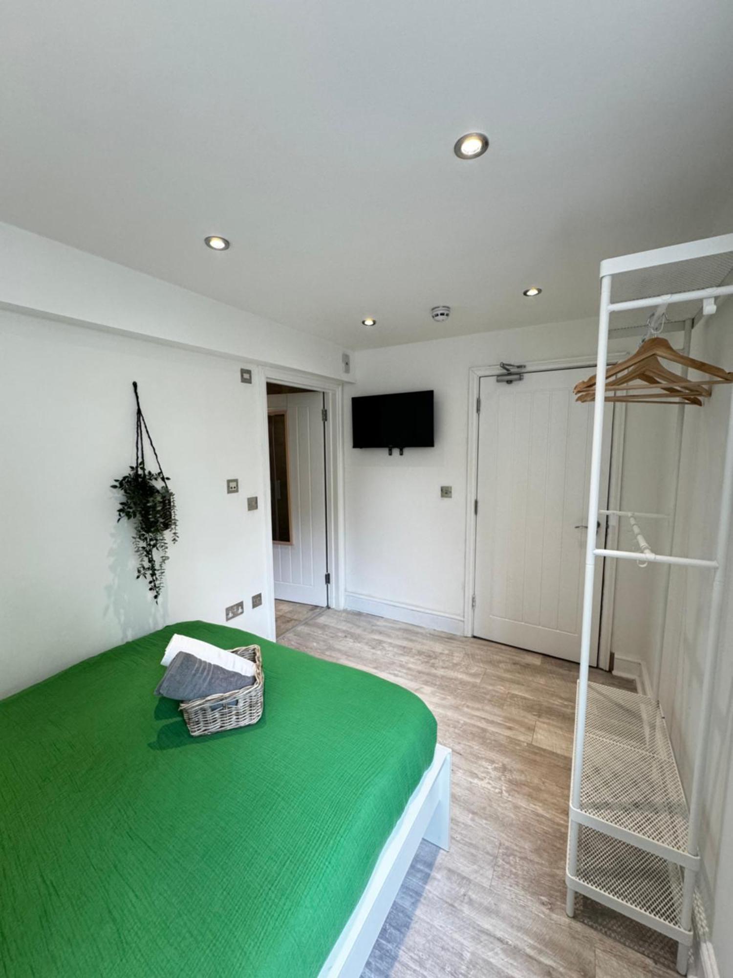 En-Suite Bedroom For Up To 4! Sofa Bed - Near Stratford Лондон Екстериор снимка