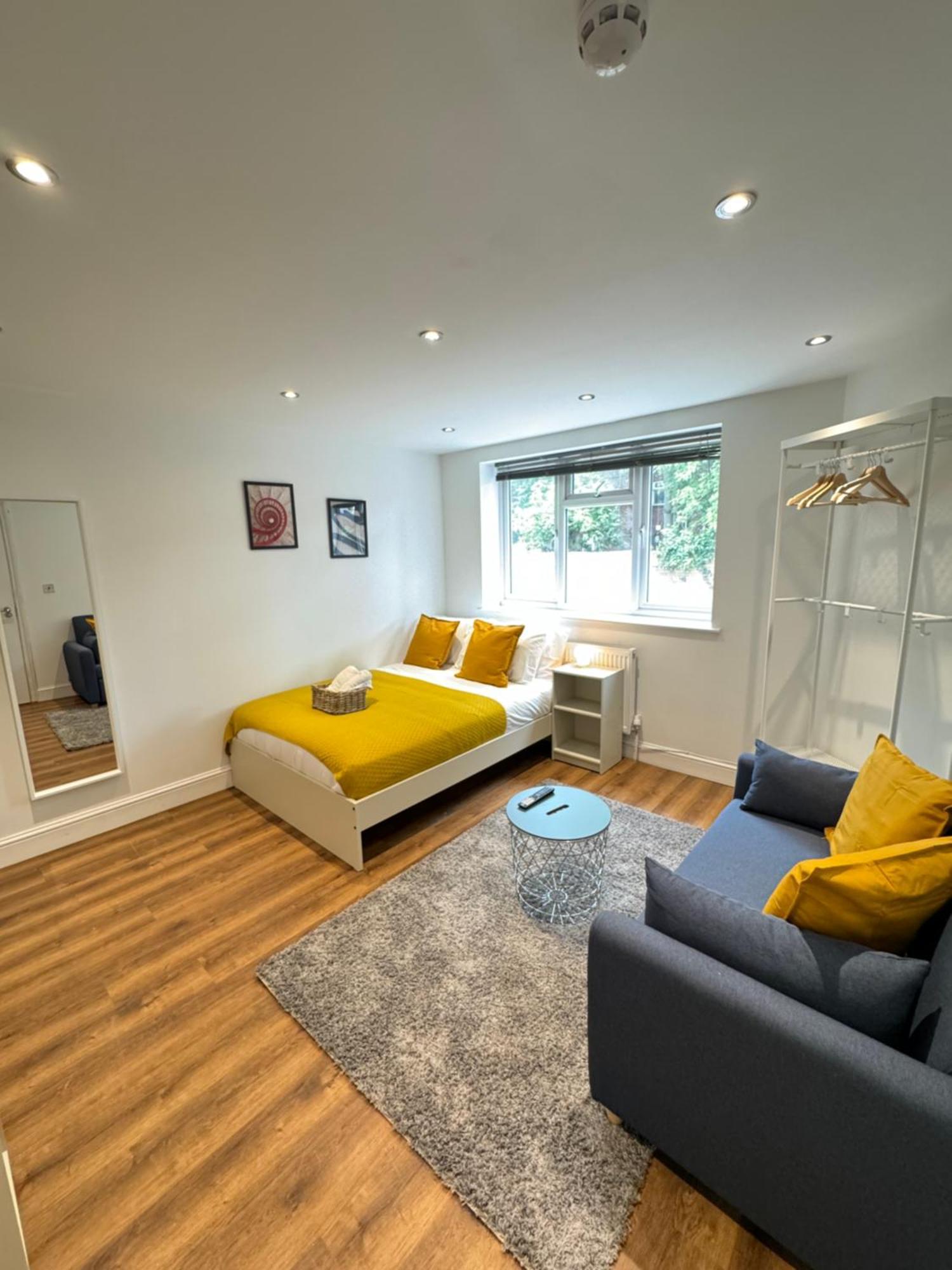 En-Suite Bedroom For Up To 4! Sofa Bed - Near Stratford Лондон Екстериор снимка
